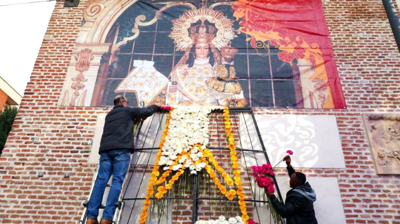 Celebración de la oferta floral en honor a la Virgen de Paz en Alcobendas