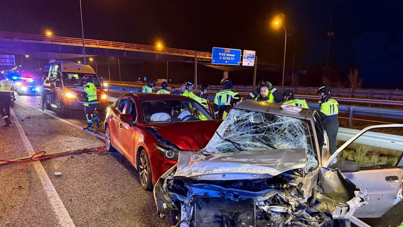 Accidente múltiple en M-45 con conductor atrapado en uno de los vehículos