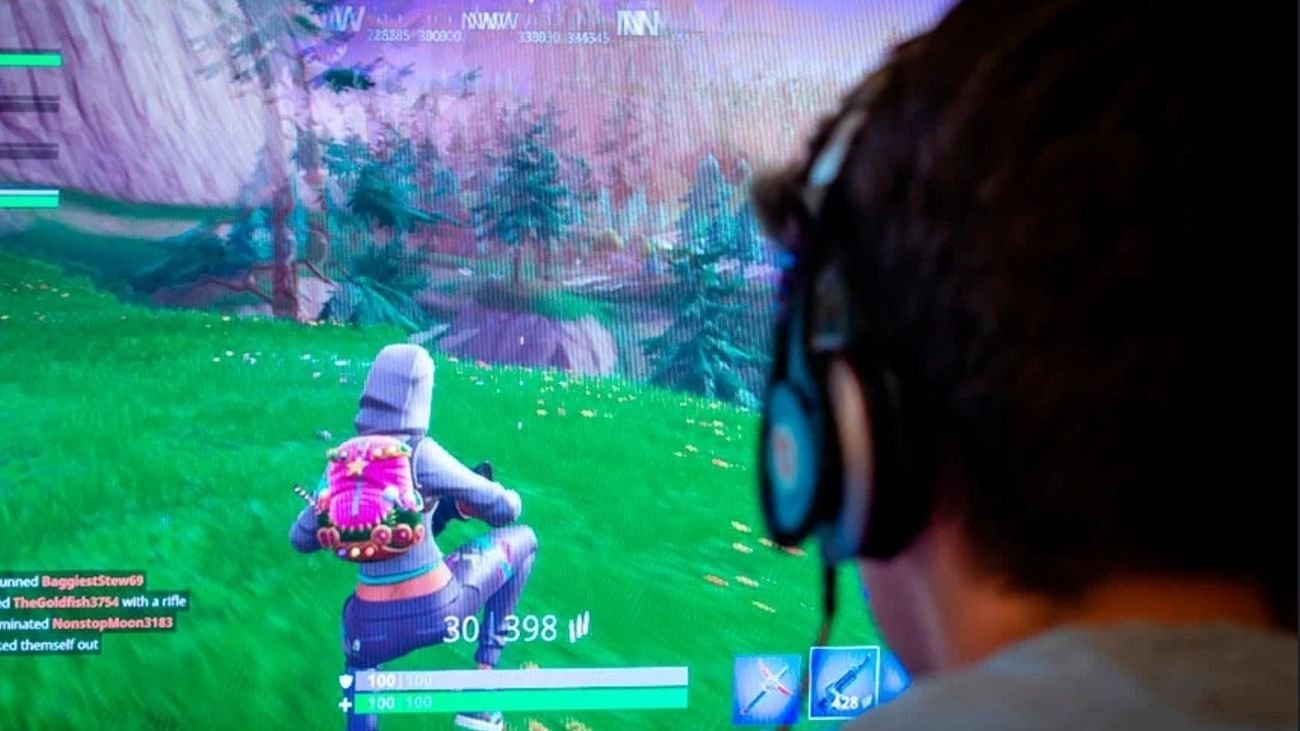 Un jugador frente a una pantalla.