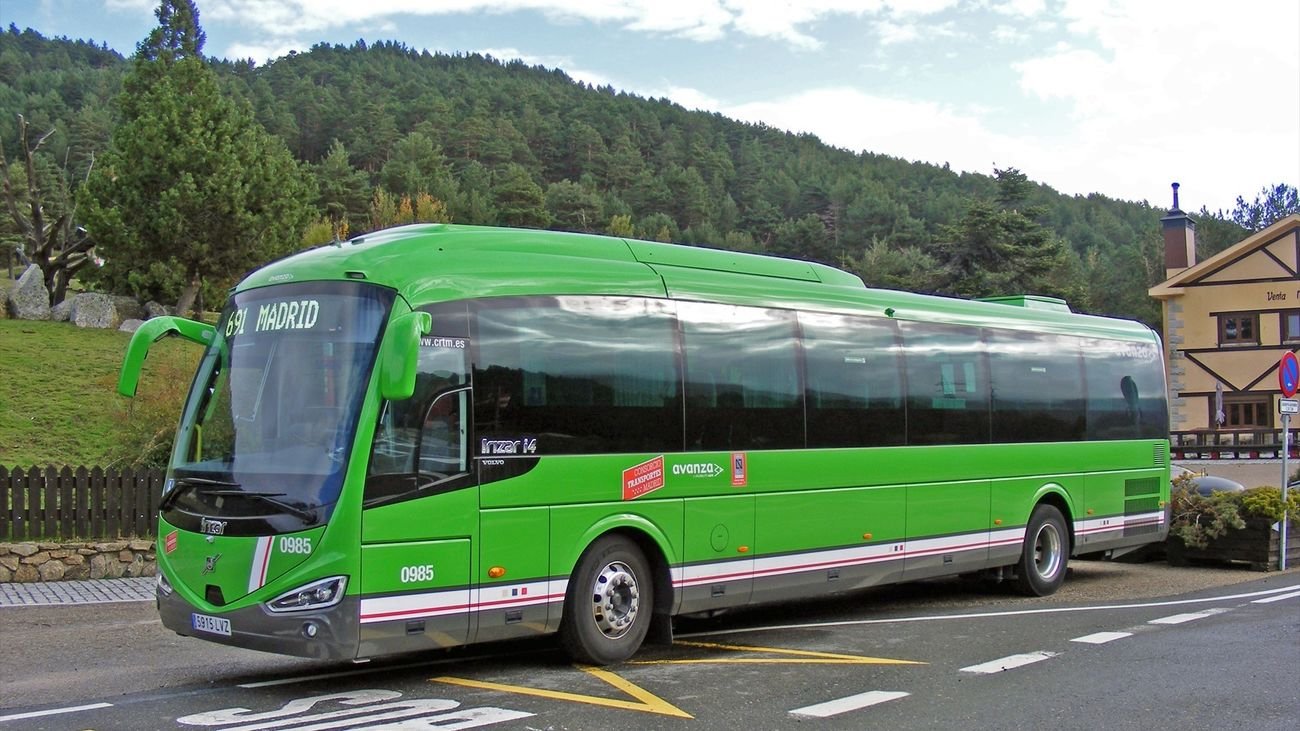 Muchos madrileños se dirigen al intercambiador de Moncloa para tomar autobuses a Sierra.