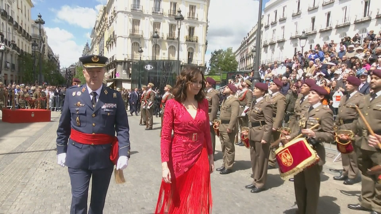 Ayuso solicita a Robles que reconsidere la eliminación de la parada militar del Dos de Mayo.