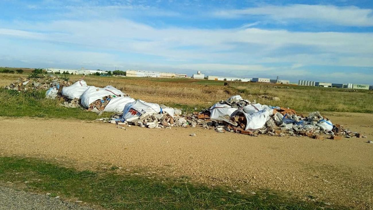 Vertido de escombros en un camino de Campo Real