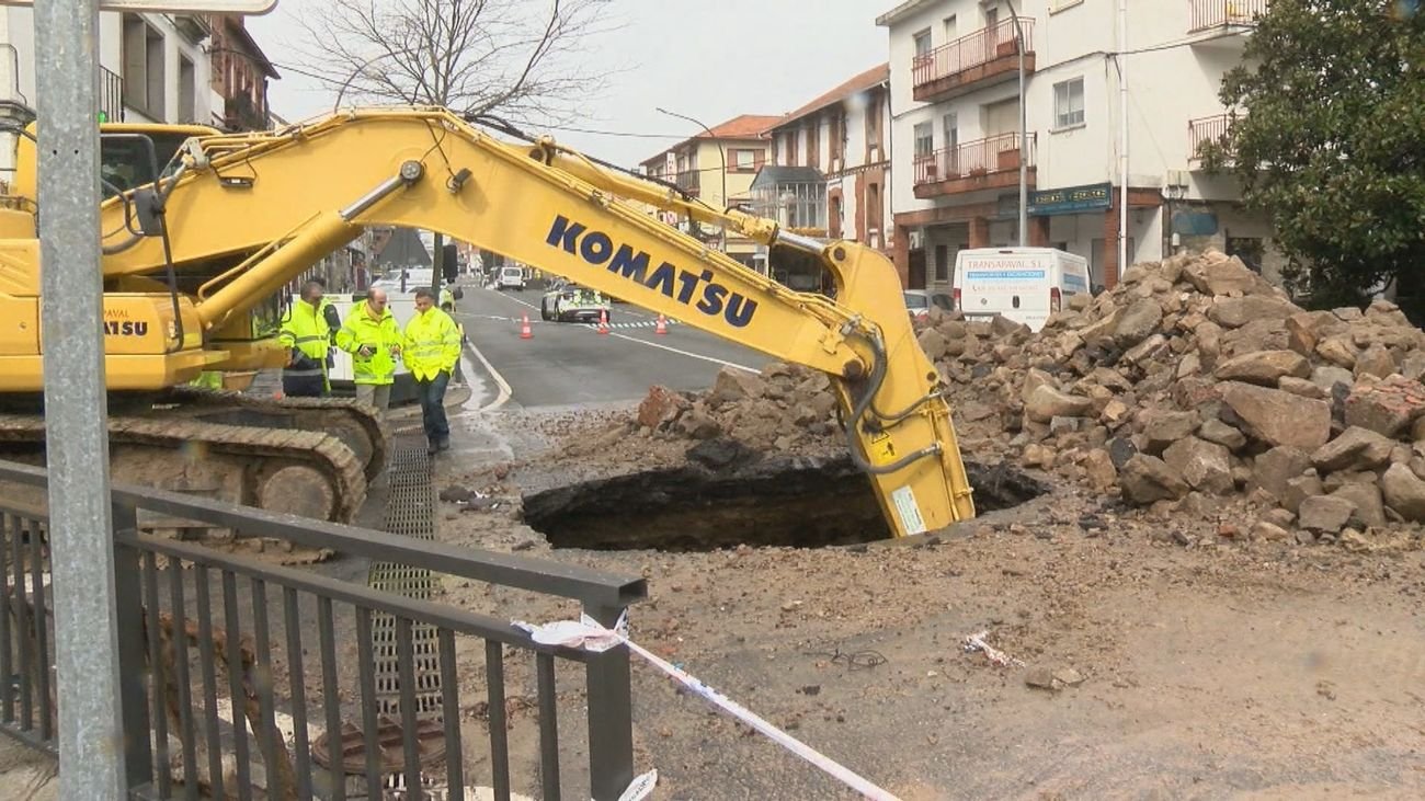 La N-6, cerrada en San rafael por un socavón