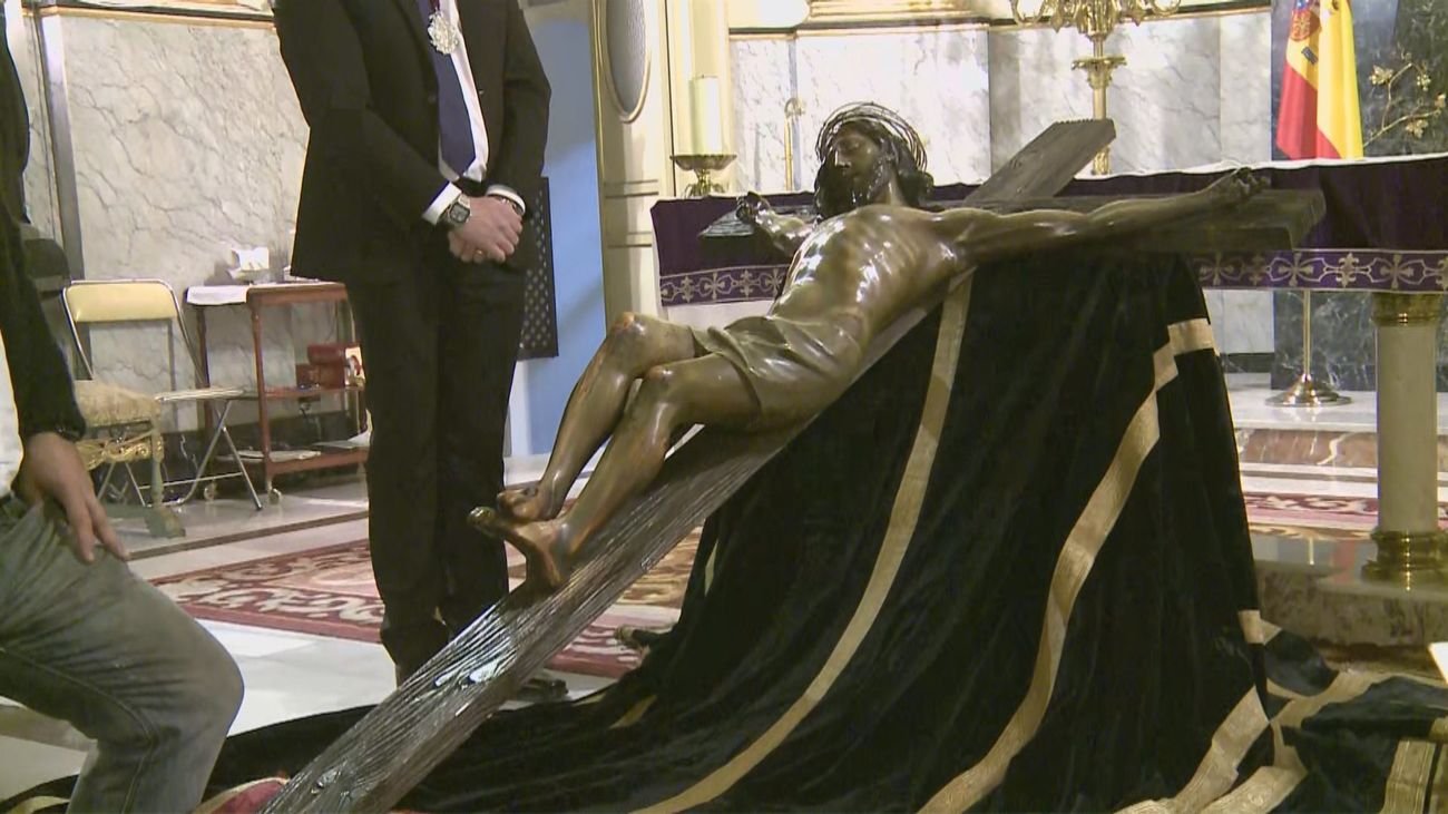 El Vía Crucis de la Borriquita se refugia en la Parroquia de San Ildefonso debido a la lluvia.