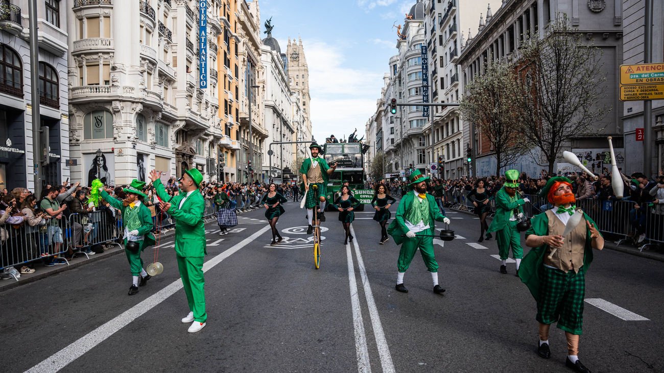 Varias personas disfrazadas durante el desfile por el día de San Patricio, a 16 de marzo de 2024, en Madrid