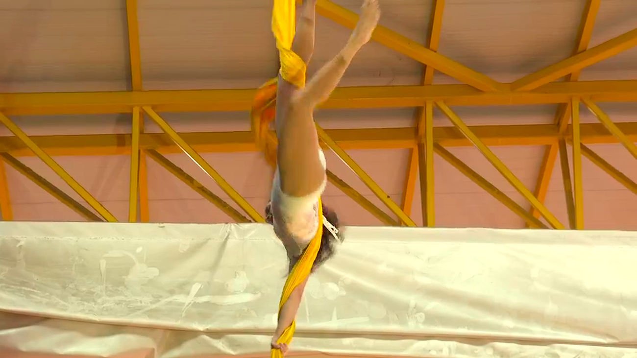 Acrobatas circenses invaden Villanueva del Pardillo.