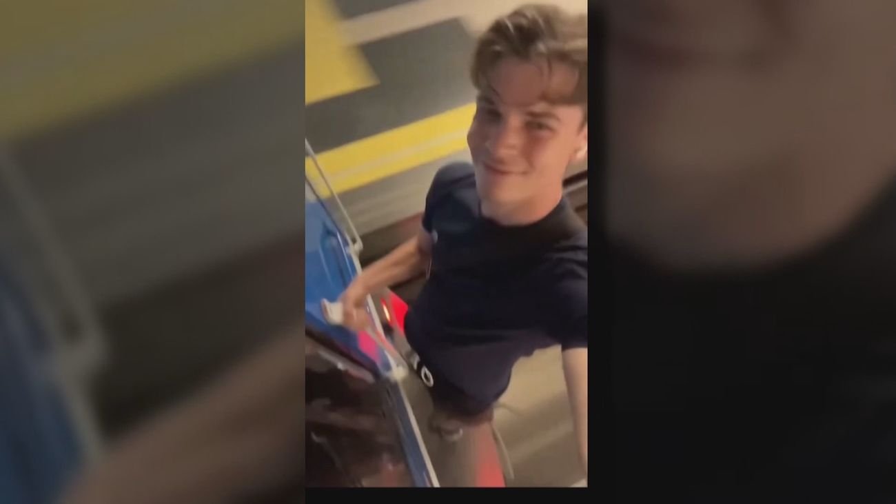 Un joven se graba colgado de un vagón del metro en Madrid.