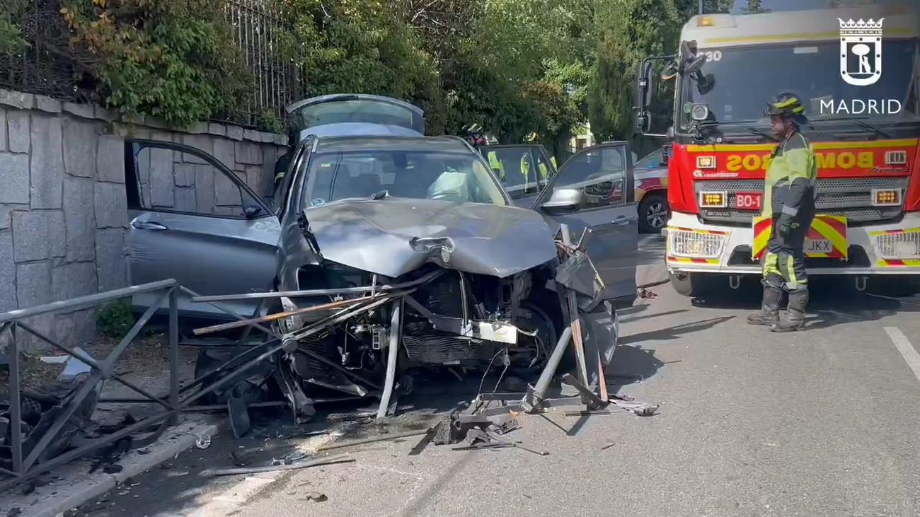 Dos personas heridas de gravedad al perder el control de su coche en Herrera Oria.
