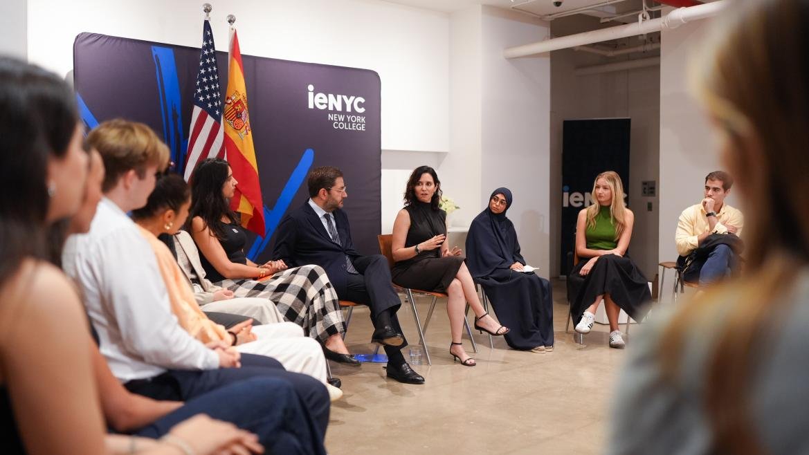 Isabel Díaz Ayuso invita a los alumnos del IE de Nueva York a Madrid con proyectos y ilusión.
