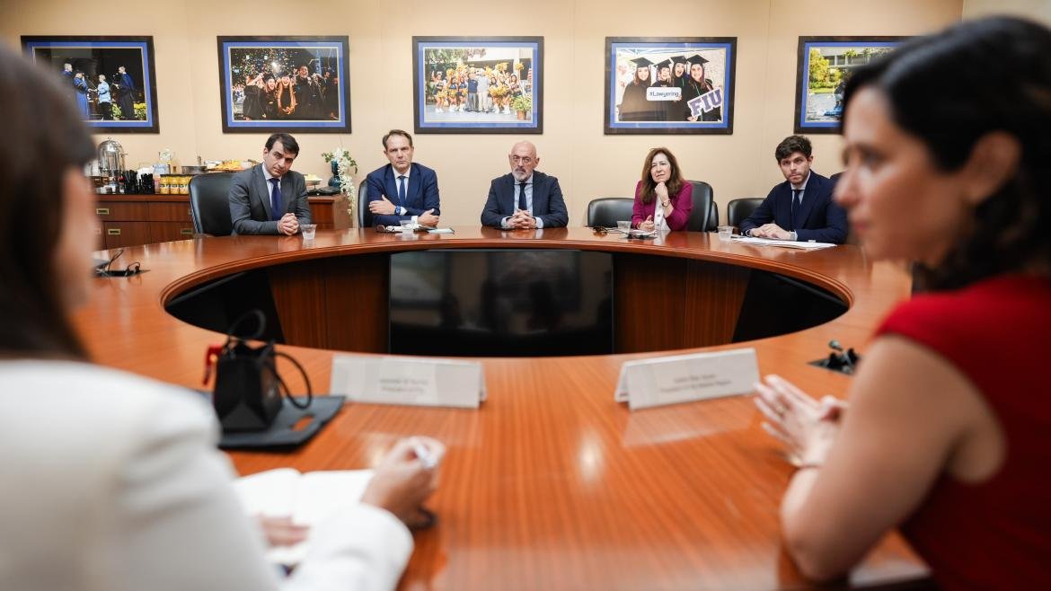 Reunión de Díaz Ayuso con la presidenta de la Florida International University en Miami