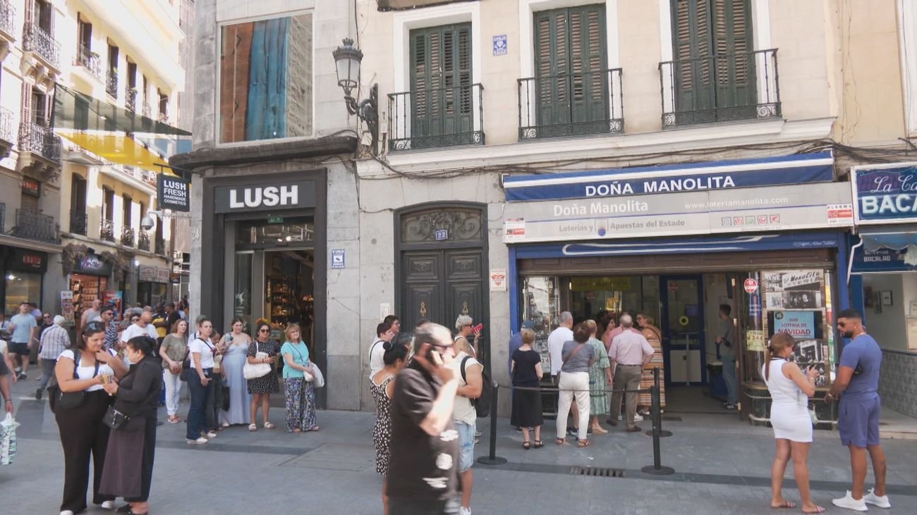 A pesar del calor en Madrid ya se forman filas para adquirir la lotería de Navidad