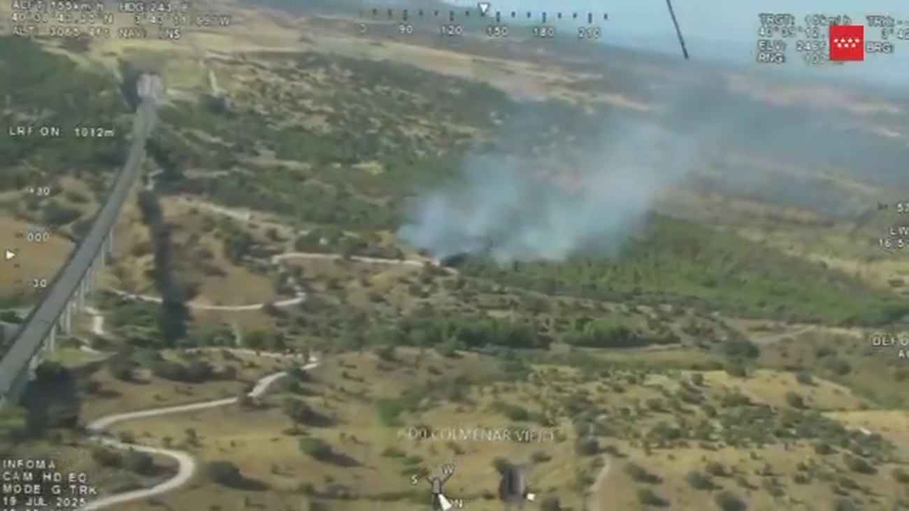 Bomberos controlan incendio forestal en Colmenar Viejo cerca de las vías del AVE.