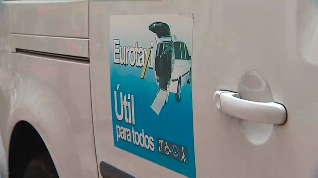 La Federación de Vecinos denuncia falta de taxis y VTCs accesibles.