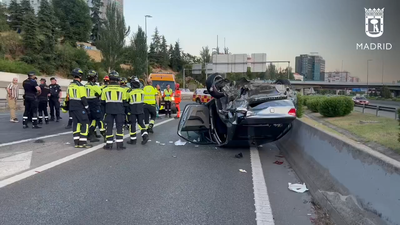 Tres personas heridas leves en vuelco de coche en la M-30