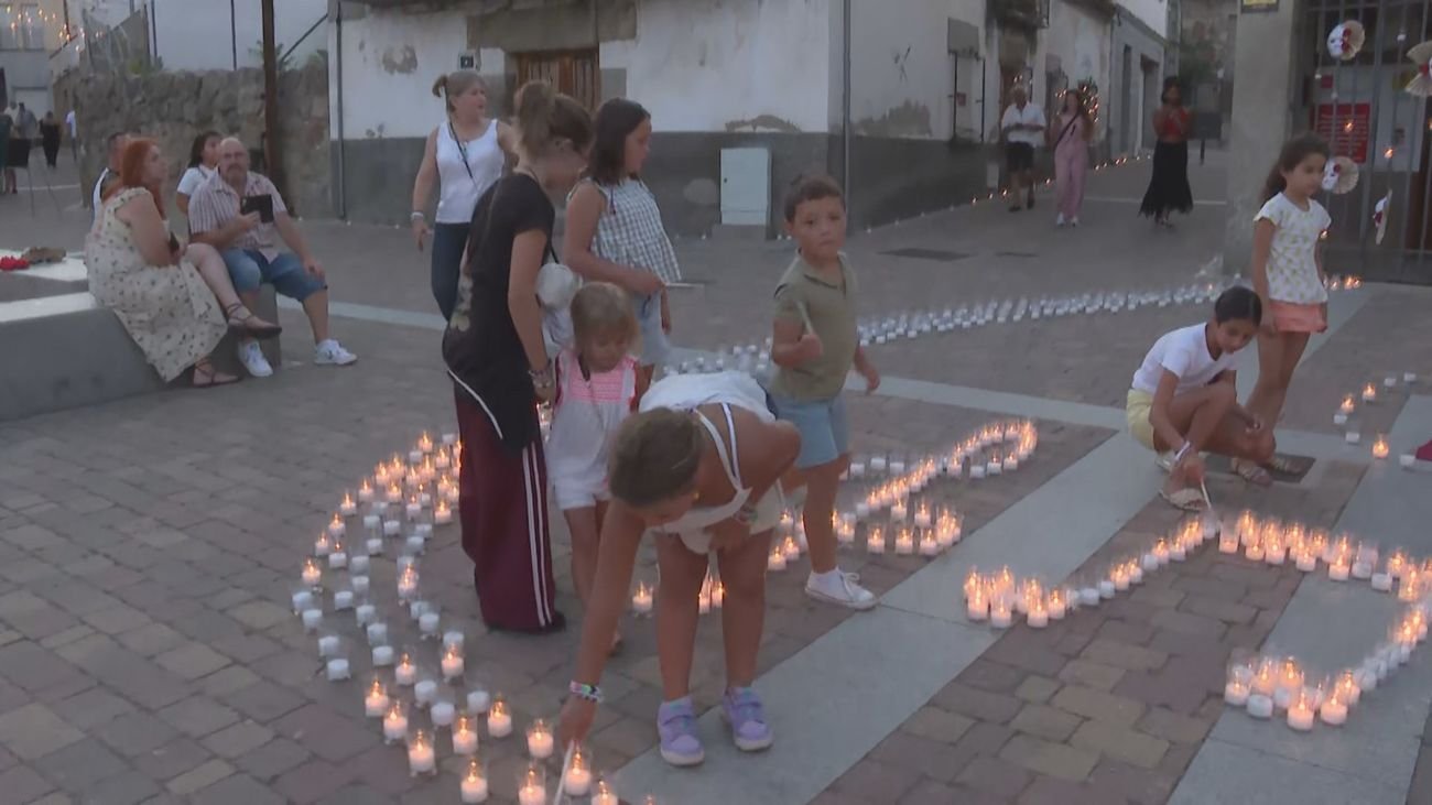 5.000 velas iluminan Navalagamella con música de cine