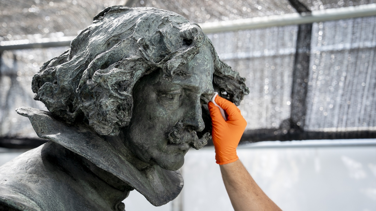 El monumento a Diego Velázquez será restaurado y volverá a lucir frente al Prado en septiembre.