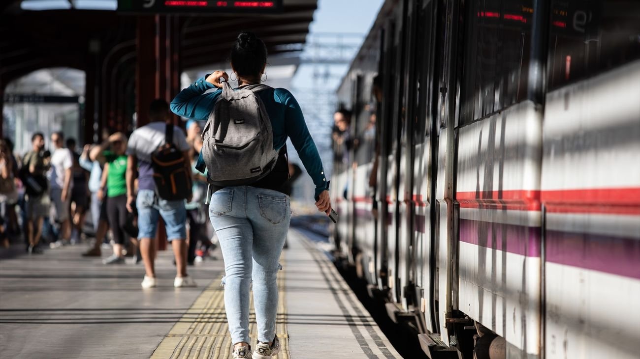 Viajeros en la Estación de Cercanías de Chamartín