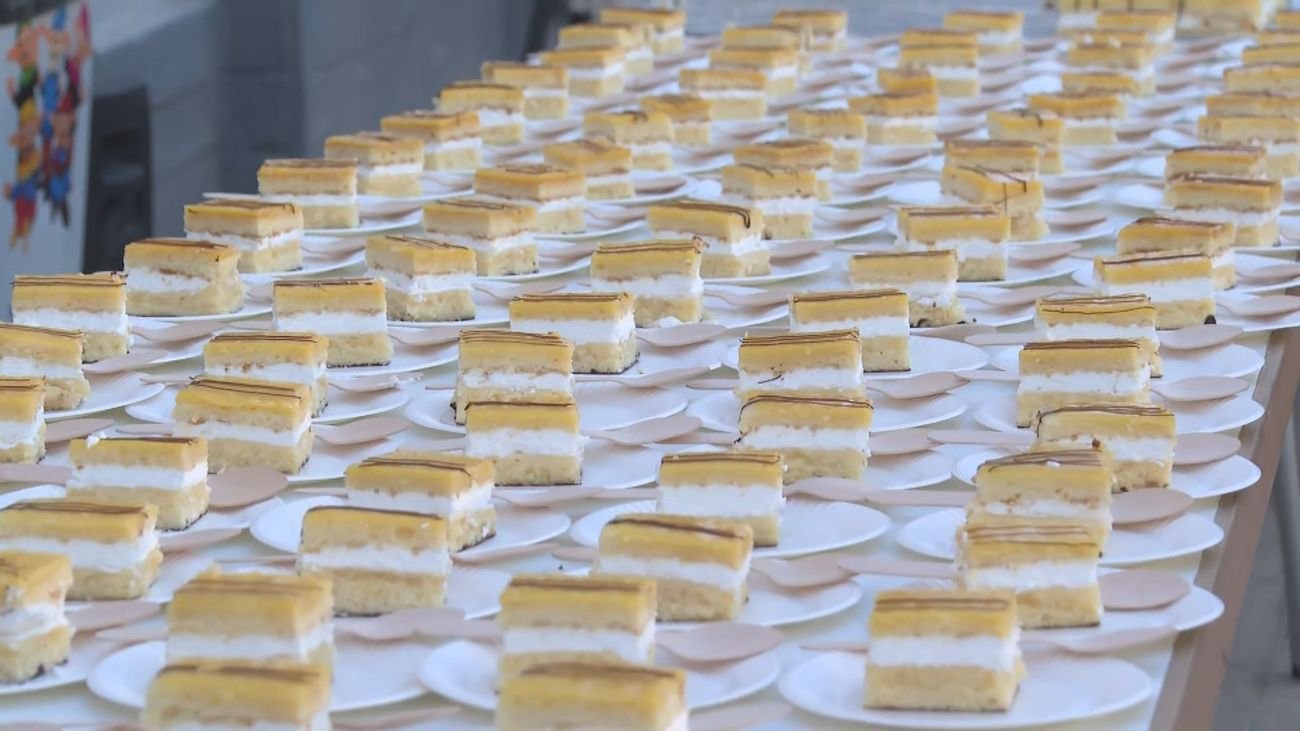 Aniversario de 15 años del Parque Europa en Torrejón de Ardoz con tarta gigante.