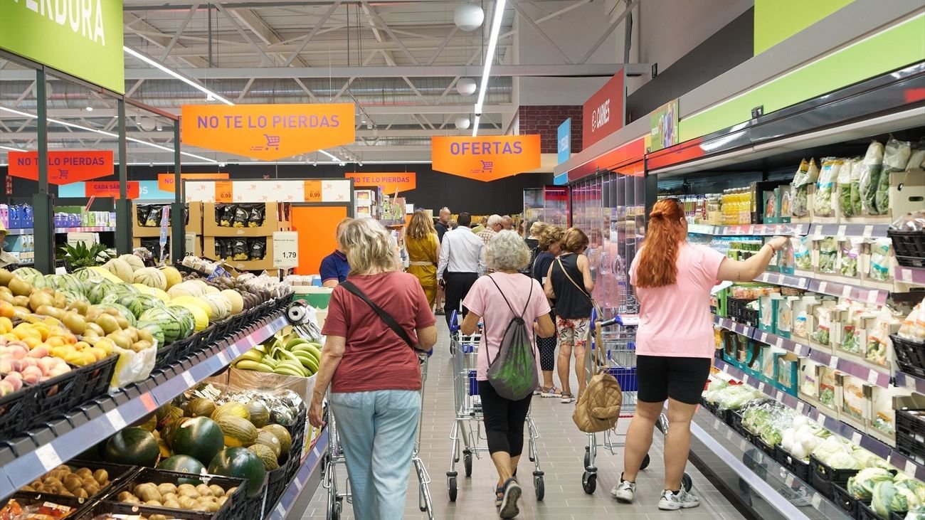 Gente comprando en un supermercado