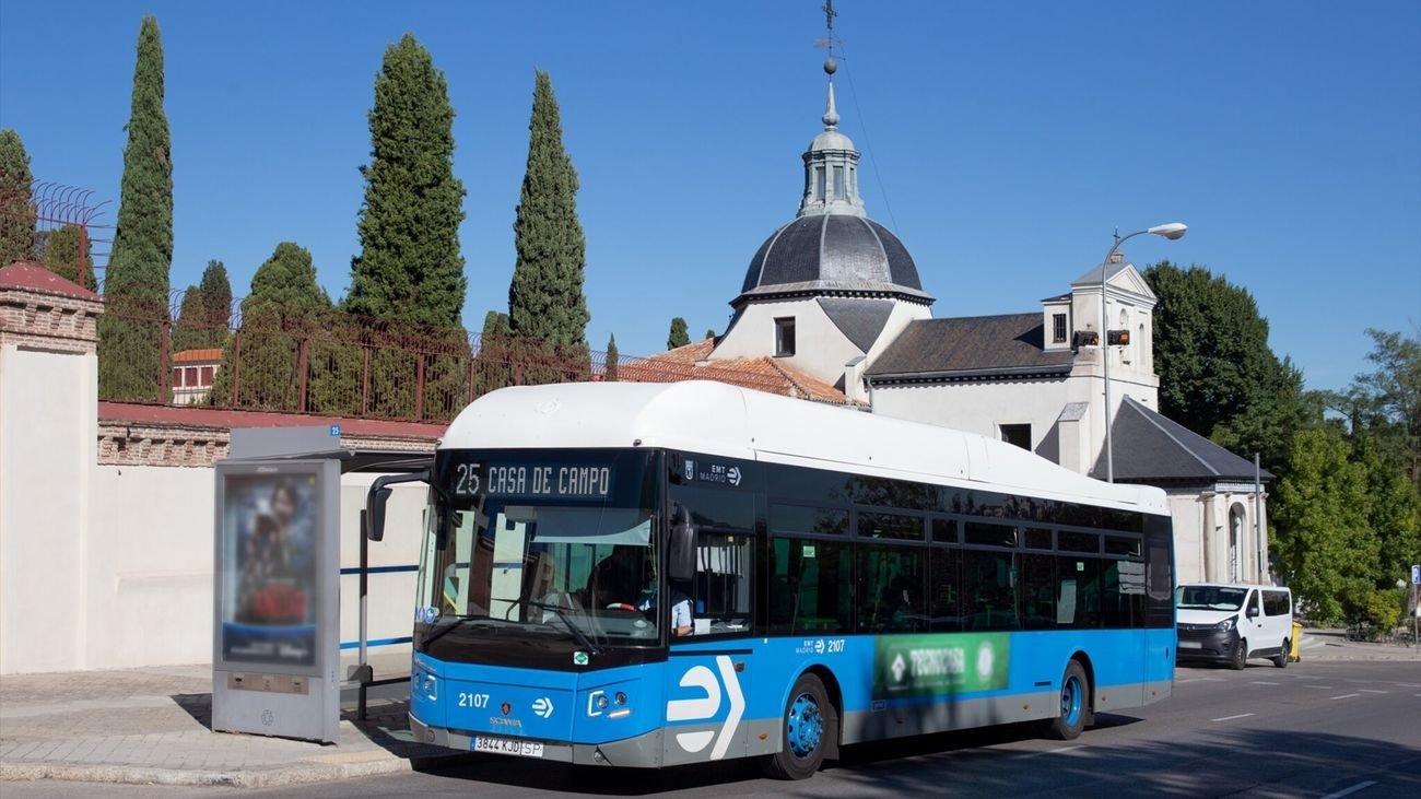 EMT refuerza su servicio en líneas de autobuses con destino a los cementerios por Todos los Santos