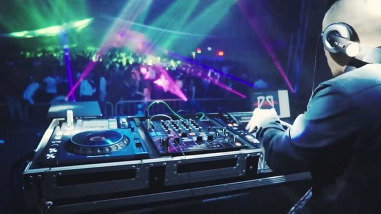 Dj pinchando en una macrofiesta