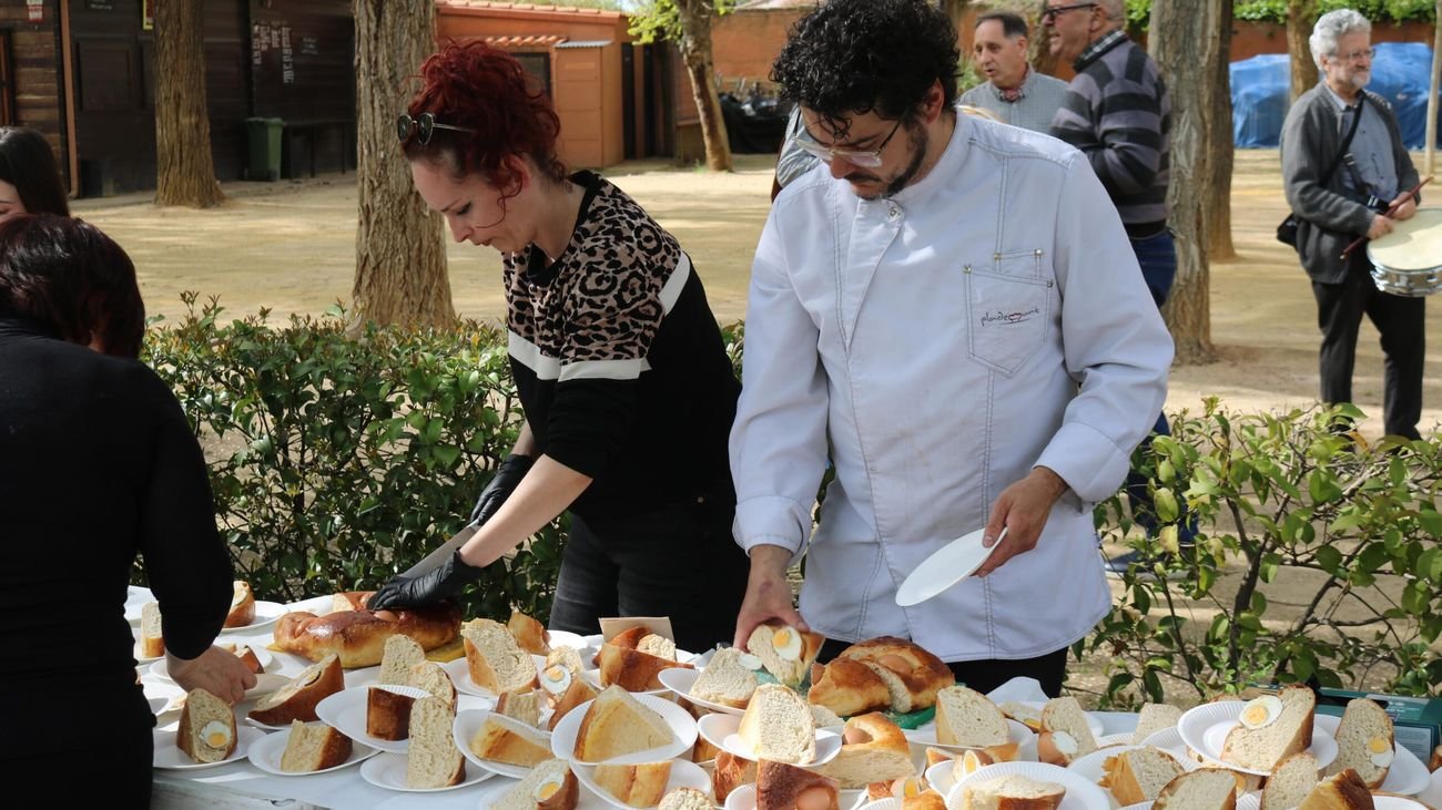 Reparto del Hornazo Alcalaíno del lunes de Pascua