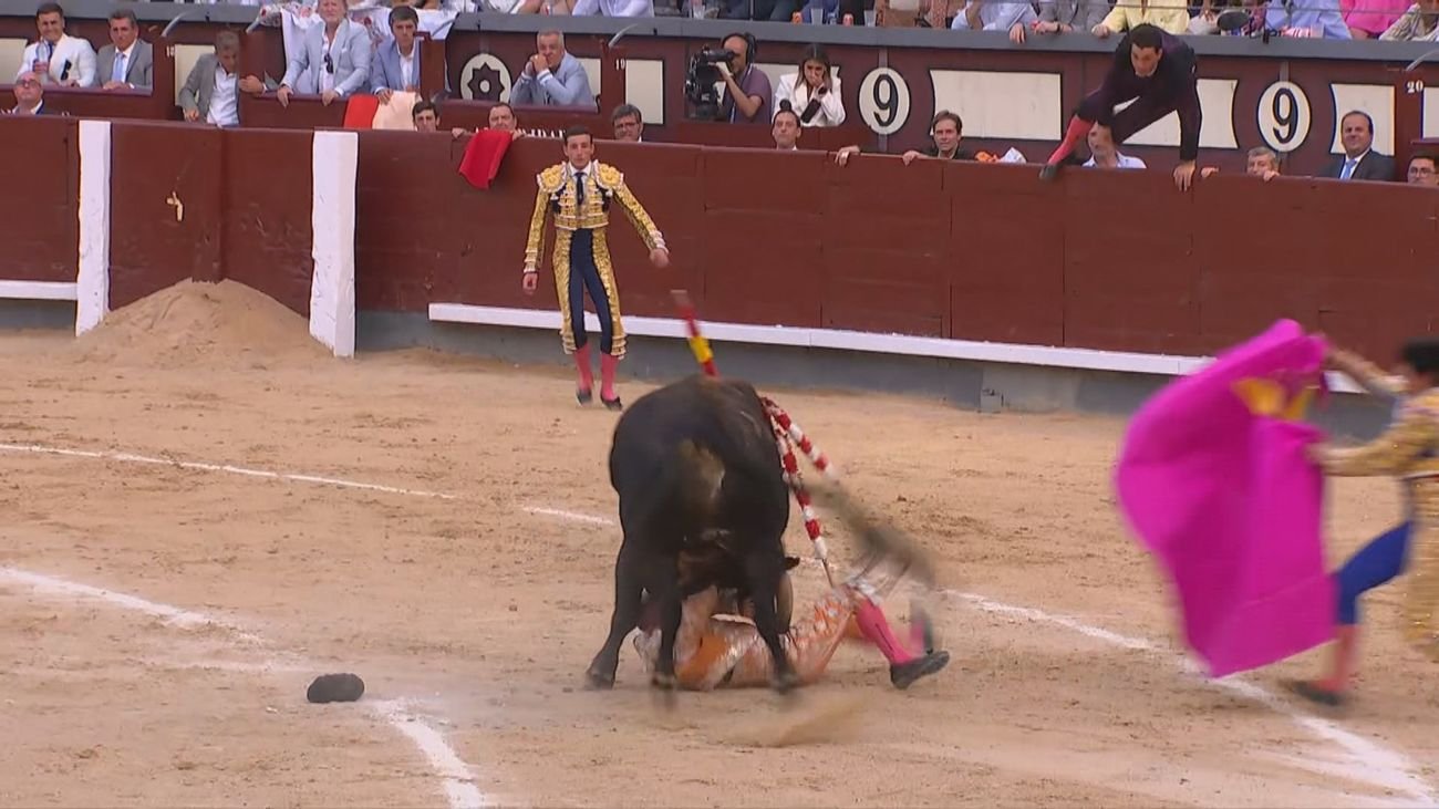 El banderillero Víctor Manuel Martínez se va a la enfermería tras ser cogido en el quinto