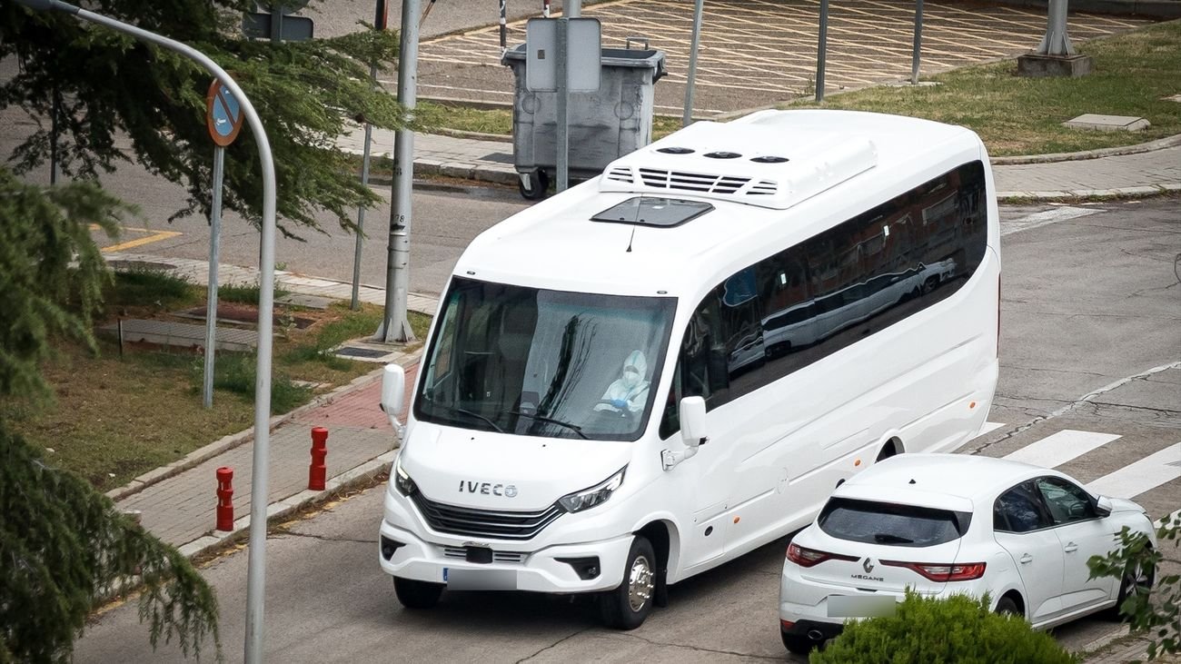 Autobús en la entrada del Hospital Gómez Ulla con los 14 pasajeros españoles con sospechas de hantavirus