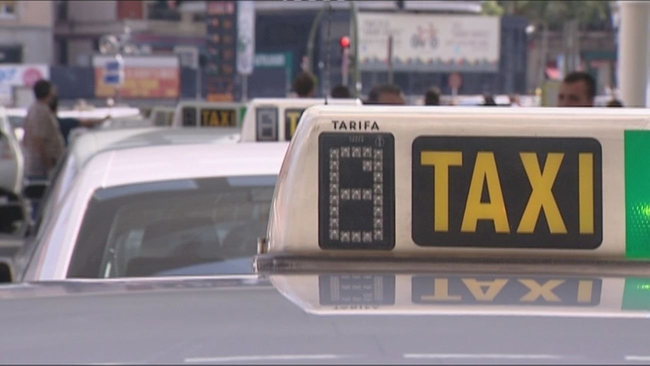 Varios taxis en Madrid