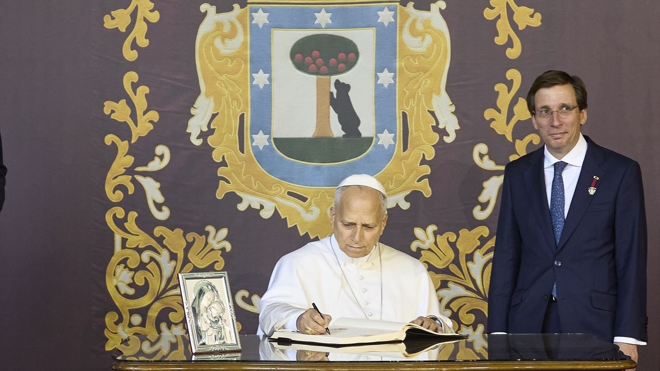 El alcalde de Madrid, José Luís Martínez-Almeida con el papa León XIV