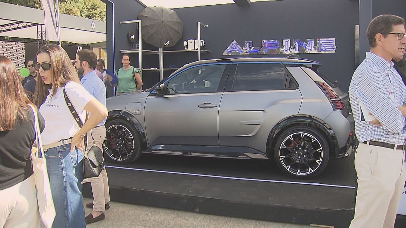 Coche eléctrico expuesto en la Feria del Vehículo Eléctrico de Madrid