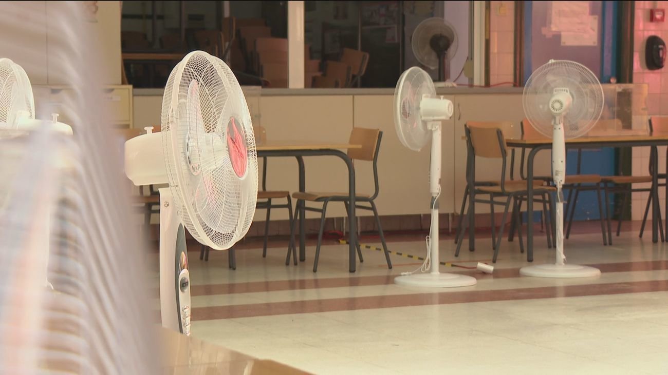 Ventiladores en un colegio de Valdemoro durante la jornada electoral del 23 de julio de 2023