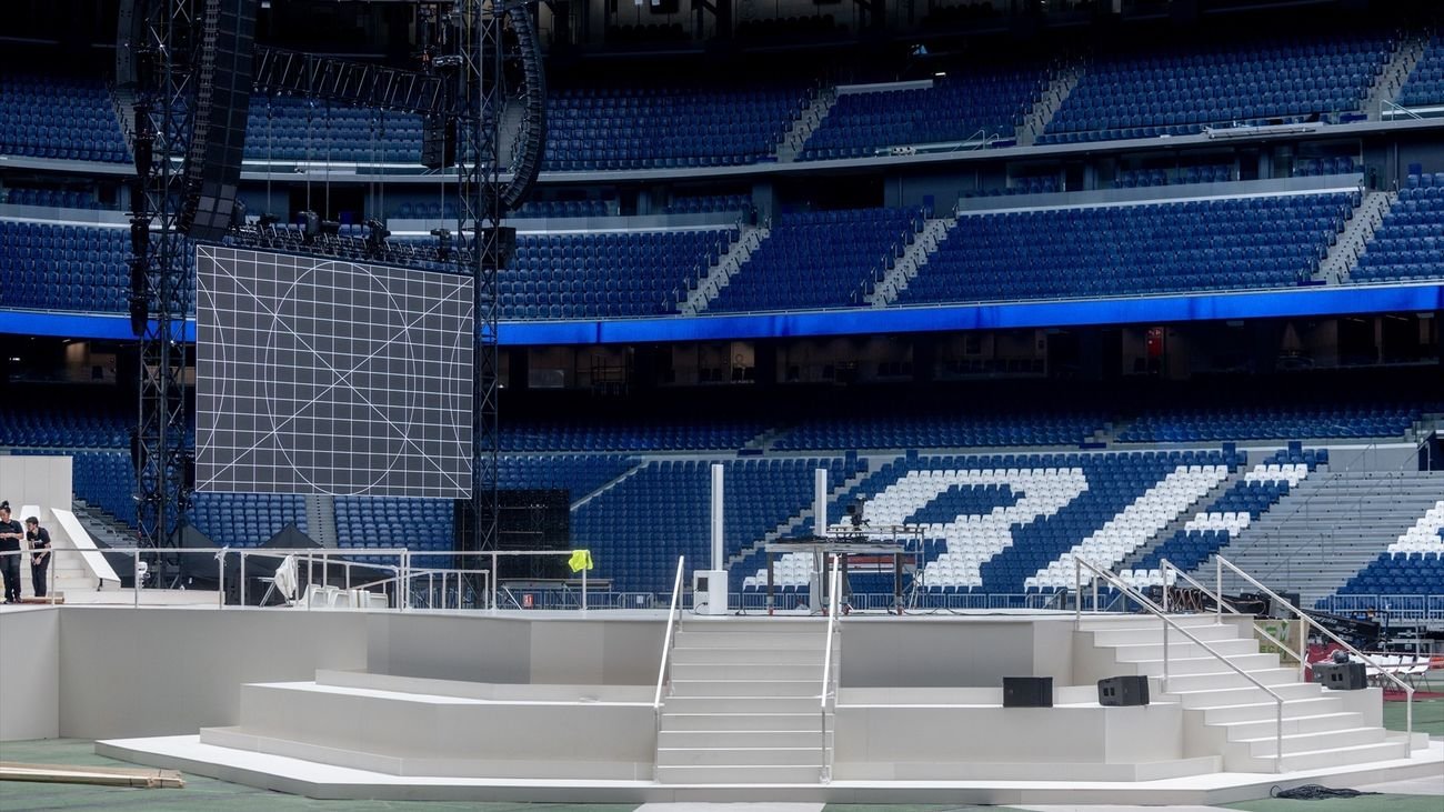 Visita de uno de los escenarios preparados en el estadio Santiago Bernabéu para el encuentro diocesano del Papa