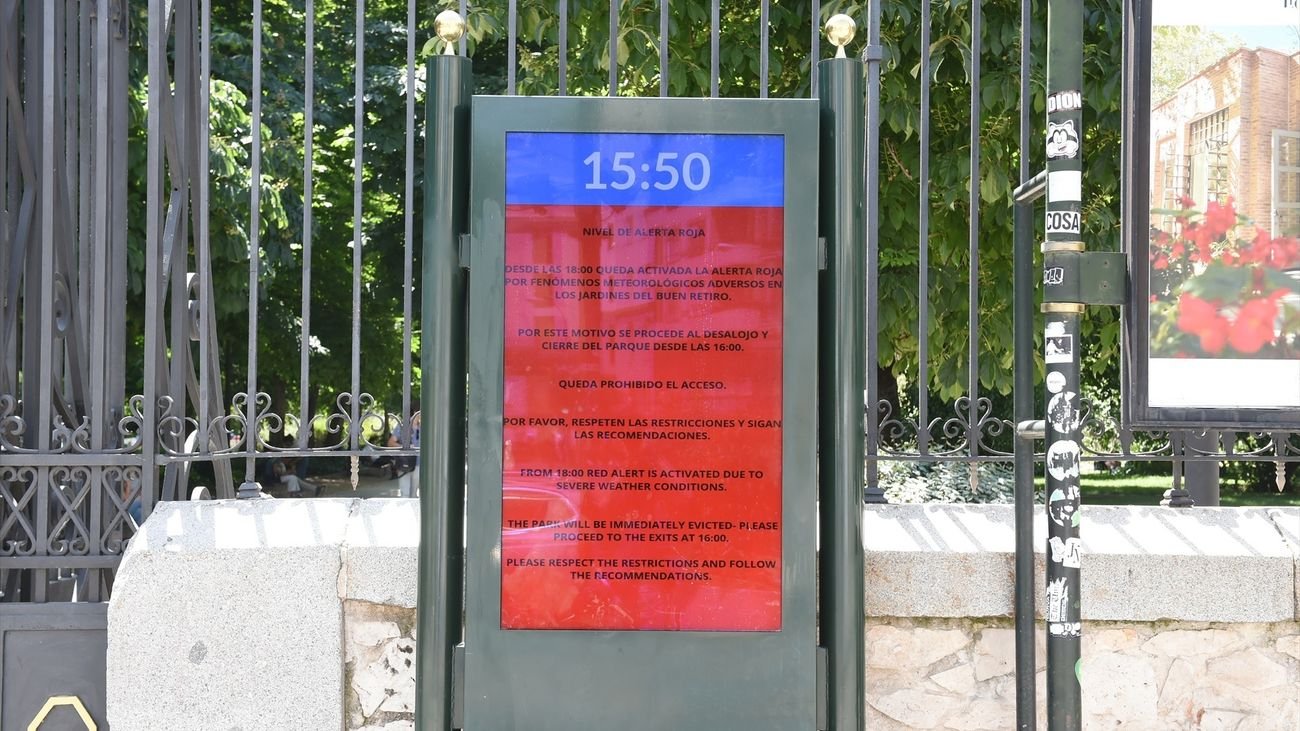 Una pantalla informativa anuncia que el parque de El Retiro se cierra por viento y calor