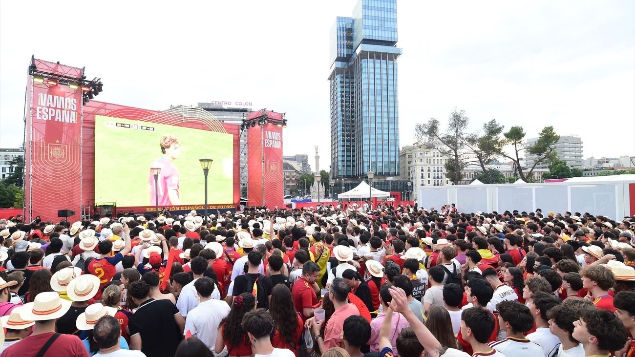 Decenas de aficionados de la Selección Española durante el partido del Mundial de fútbol 2026 entre España y Portugal
