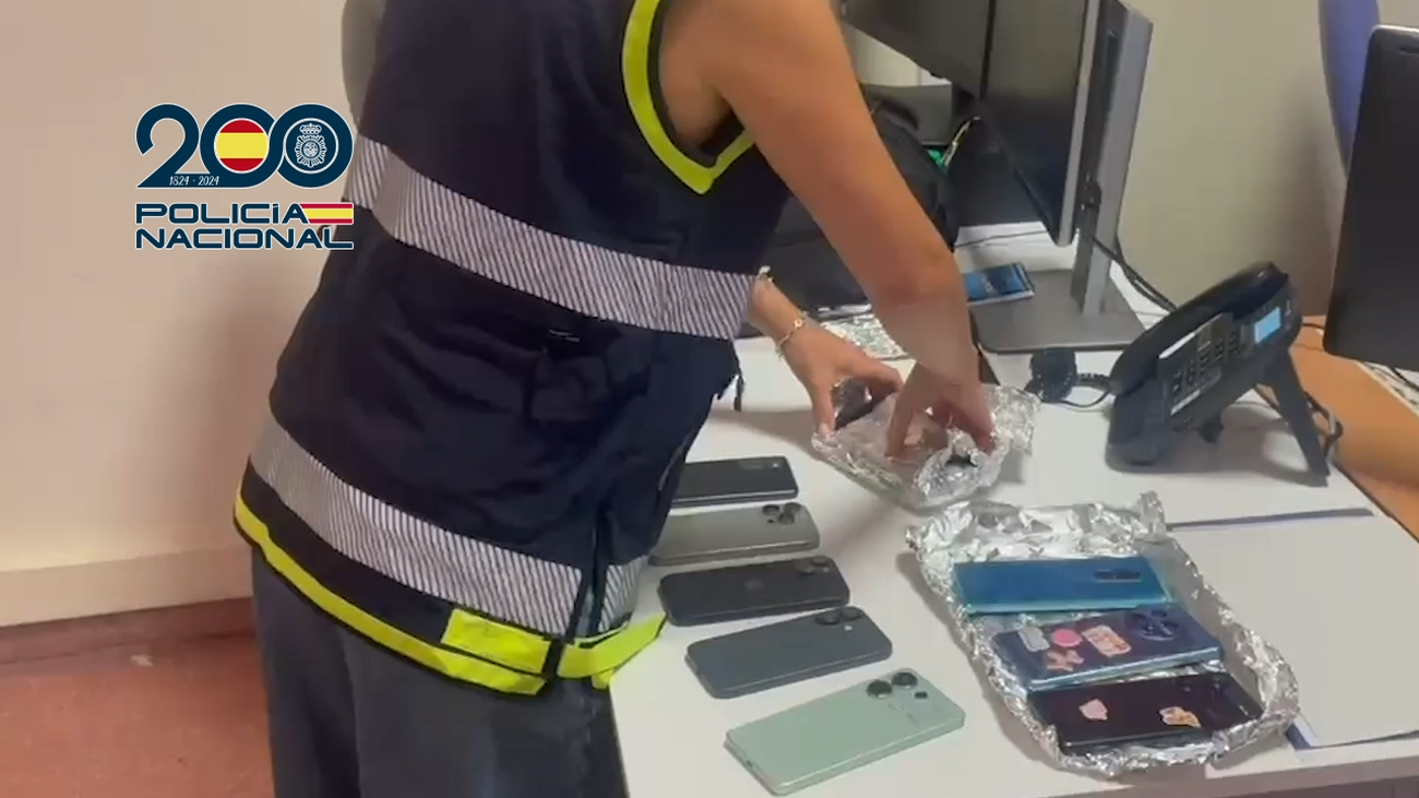La Policía de Alcobendas detiene a cinco por el robo de 44 móviles en Vitoria